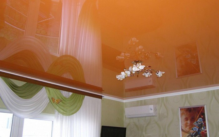 Кухня с оранжевым потолком и люстрой