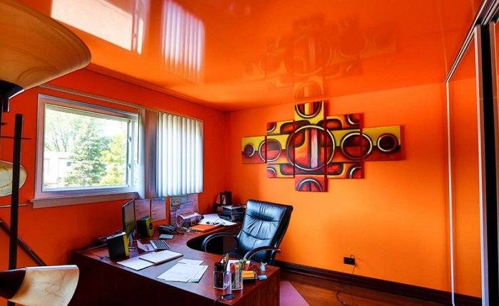 Ораньжевый натяжной потолок в кабинете