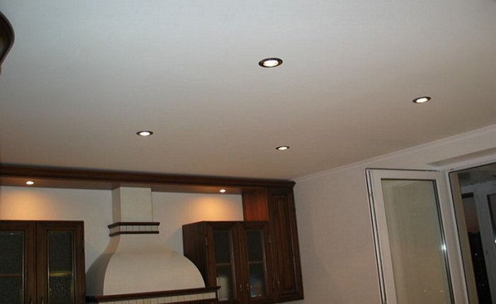 Белый матовый потолок на кухне