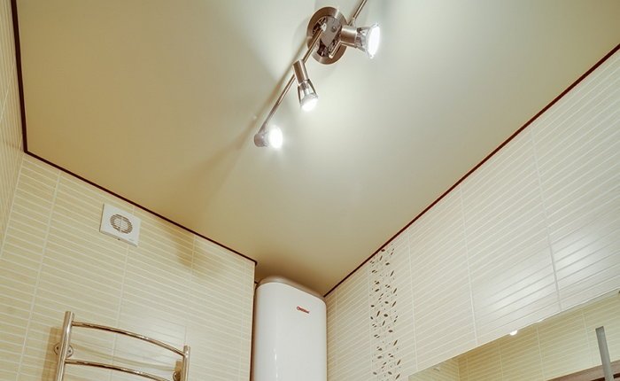 Матовый белый натяжной потолок в ванной