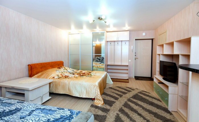 Сатиновый натяжной потолок в спальне с люстрой