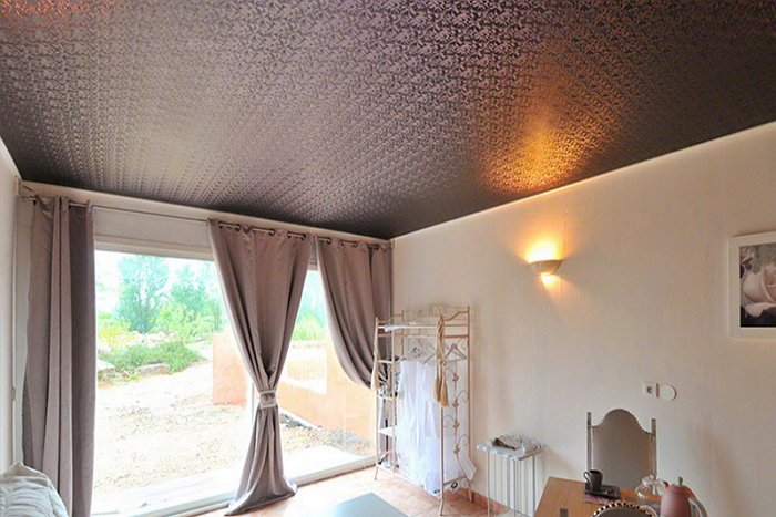 Фактурный тканевый натяжной потолок - фото