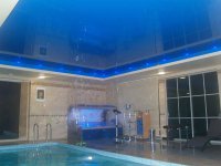 Синий натяжной потолок в бассейне