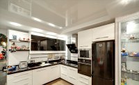 Белый глянцевый потолок для кухни