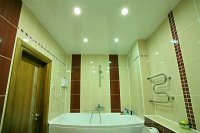 Белый глянцевый потолок для ванной