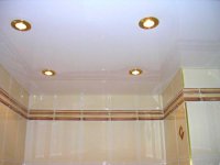 Белый глянцевый потолок в ванной комнате