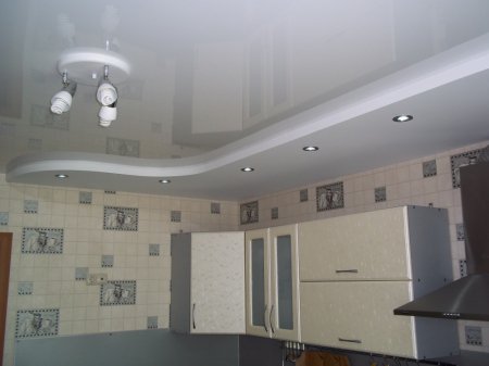 Белый натяжной потолок в кухне