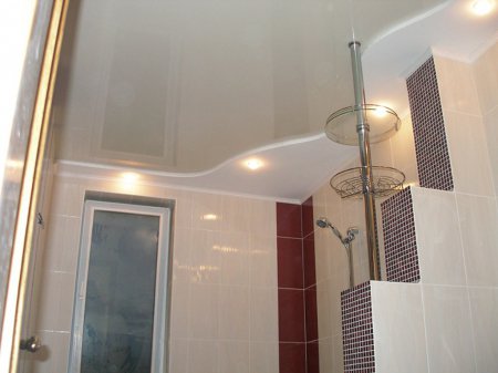 Бежевый натяжной потолок в ванной комнате
