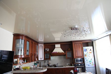 Бежевый потолок на кухне с люстрой