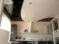Черно-белый натяжной потолок на кухне