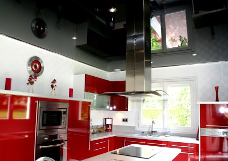 Черный глянцевый натяжной потолок на кухне