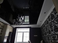 Черный глянцевый потолок на кухне