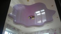 Детская комната с фиолетовым потолком