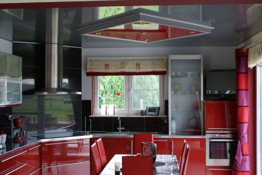 Двухуровневый натяжной потолок для кухни