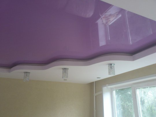 Фиолетовый глянцевый потолок в гостиной