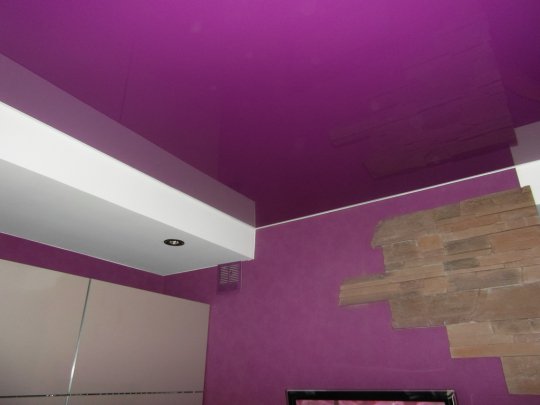 Фиолетовый натяжной потолок для прихожей