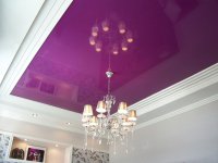 Фиолетовый натяжной потолок в гостиной
