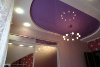 Фиолетовый натяжной потолок в спальне