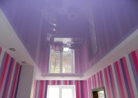 Фиолетовый потолок в детской