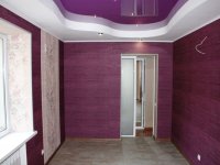 Фиолетовый потолок в прихожей