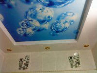 Фотопечать на потолке в ванной комнате