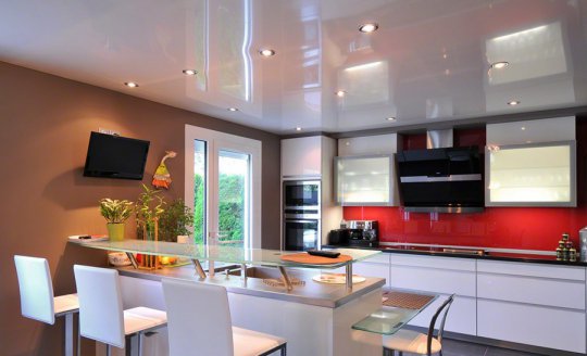 Глянцевый белый натяжной потолок для кухни