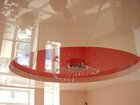 Глянцевый натяжной потолок для спальни