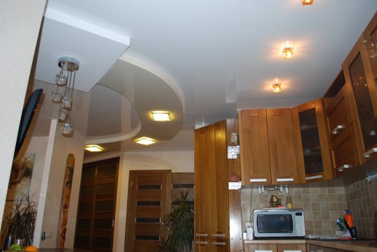 Глянцевый потолок для кухни