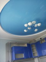 Голубой натяжной потолок на кухне
