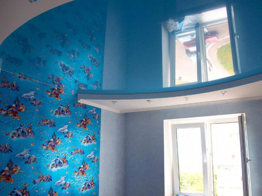 Голубой натяжной потолок для детской
