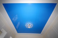 Голубой натяжной потолок для гостиной