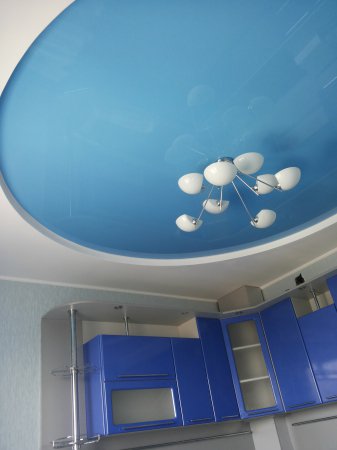 Голубой натяжной потолок с люстрой