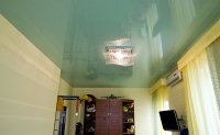 Голубой натяжной потолок в детской комнате