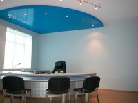 Голубой натяжной потолок в офисе