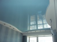Голубой потолок для спальни