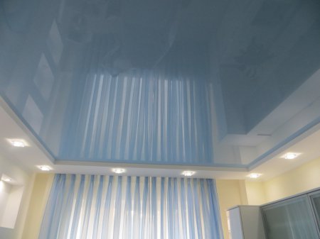 Голубой потолок в гостиной