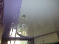 Гостиная с фиолетовым натяжным потолком