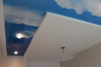 Гостиная с фотопечатью неба на потолке