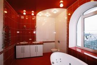 Красный глянцевый потолок в ванной