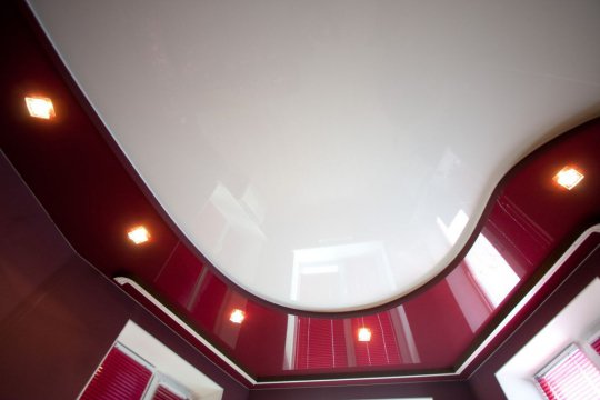 Красный натяжной потолок для кабинета