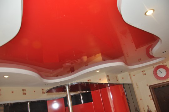 Красный натяжной потолок для кухни