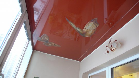Красный натяжной потолок на балконе