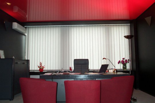 Красный натяжной потолок в кабинете