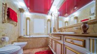 Красный натяжной потолок в ванной