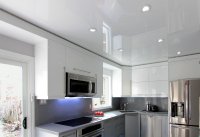 Кухня с белым глянцевым потолком