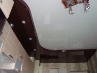 Кухня с глянцевым потолком и люстрой