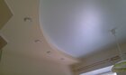 Кухня с комбинированным натяжным потолком