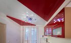 Кухня с красным натяжным потолком