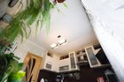 Кухня с люстрой и матовым натяжным потолком