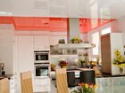 Кухня с оранжевым натяжным потолком